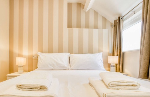 Lincoln Apartment | Superb 2 Bedroom Family Apartment King Size bed Ensuite Shower and Toiletries in Central Lincoln