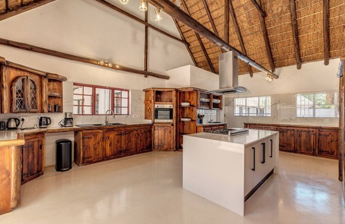 Greater Johannesburg Metropolitan Area Villa | Superb 7-bedroom villa in Sandton