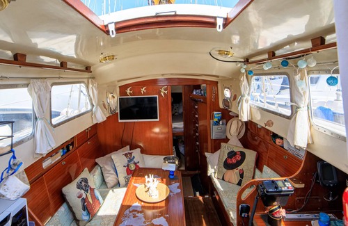 Cannes City Centre Boat Rental | Superb boat in the old port of Cannes near the city center and the beaches