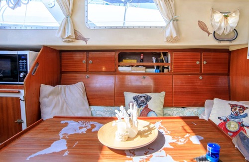 Cannes City Centre Boat Rental | Superb boat in the old port of Cannes near the city center and the beaches