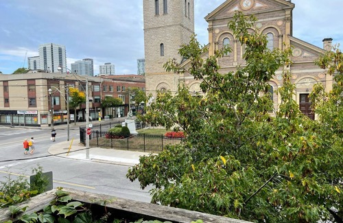 Trefann Court Apartment | Superb Spacious Loft in Old Toronto close to Distillery District