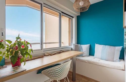 Hendaye Apartment | Superbe appartement rénové face à la plage avec parking et balcon - FR-1-2-420