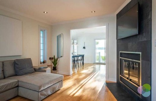 Mont-Tremblant Cottage | Superbe Cottage on the lake, surrounded by trees and mountains.