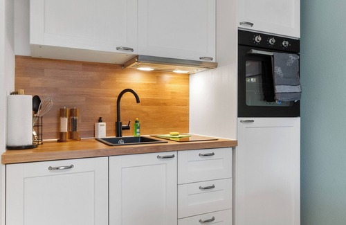 Ruhrort Apartment | Superior 2-zimmer 36qm Kingsize Boxspring 55' TV Home-office 11min Hbf