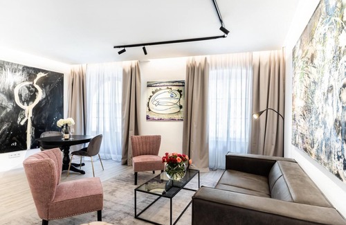 Krems an der Donau Apartment | Superior Apartment "Art Collection“ with Kingsize Bed and Air Conditioning