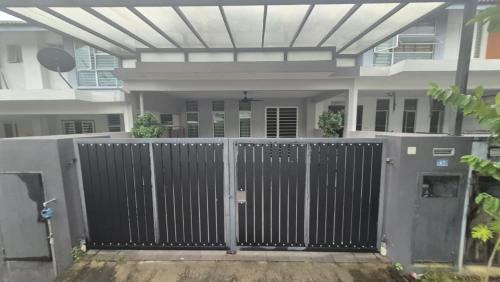 Kampong Raja House | Suria guesthouse