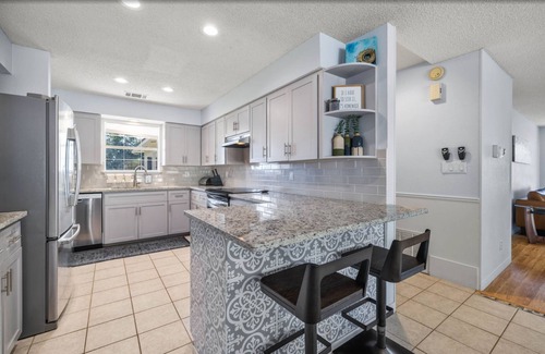 Leander House | Surrounded by hills + xll spa + pool table + game room + two master rooms