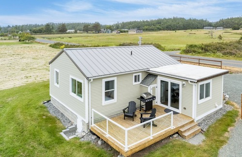 Oak Harbor Cottage | Swan Lake Cottage: 2 BR, 1 BA Cottage in Oak Harbor, Sleeps 5