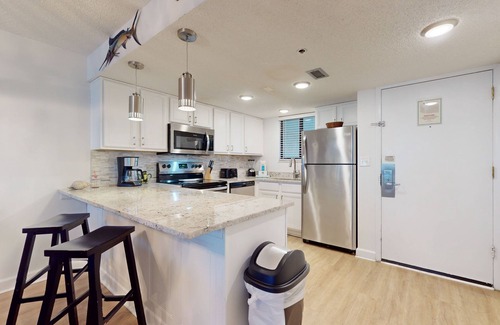 Destin Condo | Swanky beachfront hotel-style condo w/shared pool, hot tub, and beach access!