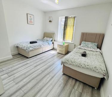 Cradley House | SwankyHome4Groups/Contractors/M5