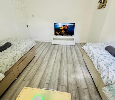 Cradley House | SwankyHome4Groups/Contractors/M5