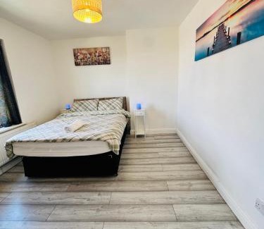 Cradley House | SwankyHome4Groups/Contractors/M5