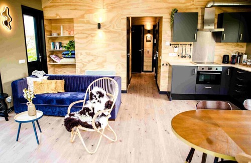 Grou House | Swarm 3 waterlodges naast elkaar in Friesland