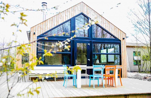 Grou House | Swarm 3 waterlodges naast elkaar in Friesland