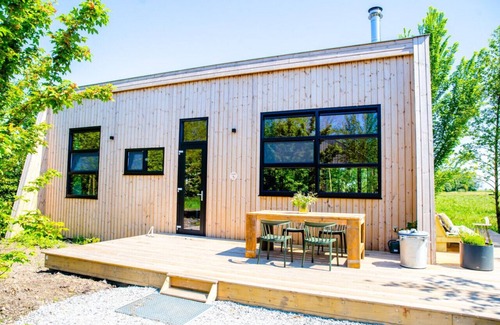 Grou House | Swarm 3 waterlodges naast elkaar in Friesland