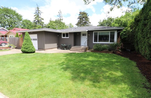 Independence House | Sweet 3 Bedroom, Walk to Main St!