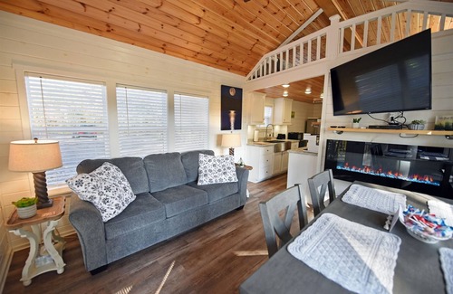 Turtletown Cabin | Sweet Creek Retreat | 1 Bed, 1 Bath | Hot Tub | Wifi | Firepit