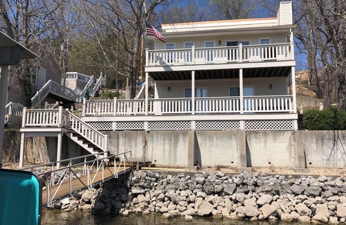 Linn Creek House | Sweet Retreat- Lake Front Home in the Ozarks at 28mm