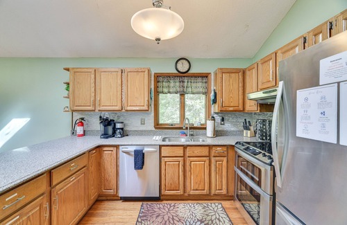 Greentown Cabin | Swim, Hike & Unwind: Resort Cabin in Lake Ariel!