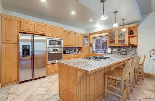 Tahoe Valley House | TāHaus - Hot Tub + Pool Table + Dog Friendly