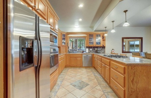 Tahoe Valley House | TāHaus - Hot Tub + Pool Table + Dog Friendly