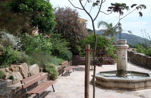 La Faviere Apartment | T2, Ground Floor, Terrace, 5 mn walk from the beach and shops, sheets included