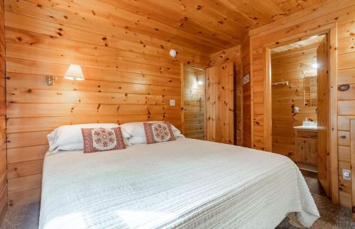 Shell Knob House | Table Rock Lake Cabin - Hawthorn #12 with Lake Access Hot Tub Outdoor Pool