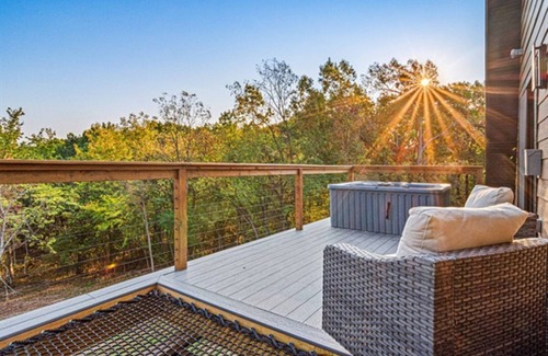 Omaha Cabin | TableRockLake Romantic HeatedPool PetFriendly ThunderRidge Close