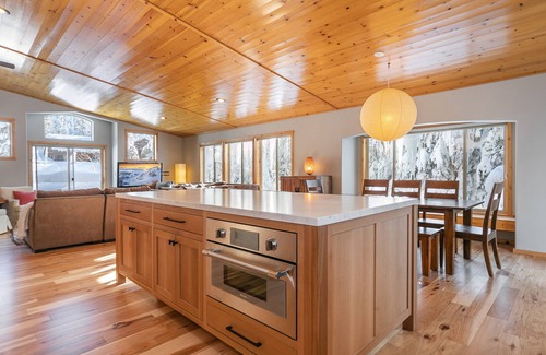 Truckee House | Tahoe Donner Luxury 4 BR House w/Hot Tub + Chef's Kitchen + Tesla Charger