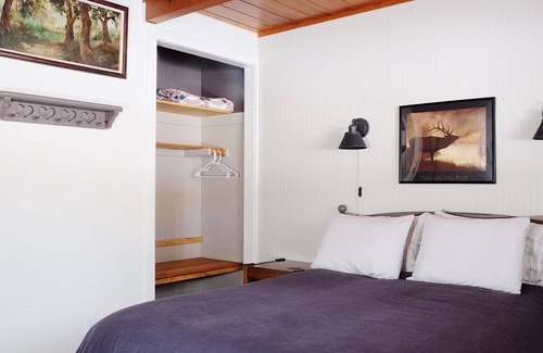 Al Tahoe Cabin | Tahoe Lake Cabin gem, 3 short blocks to the Lake