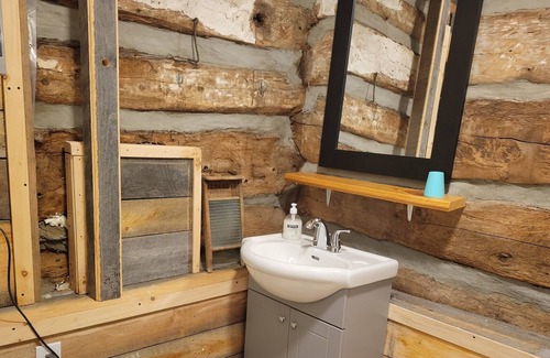 Drummond-North Elmsley Cabin | Take it easy at this unique getaway in beautiful backcountry of Lanark County.