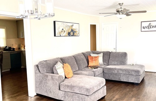 Crestline Heights House | Take off - near the airport nHome away from home!