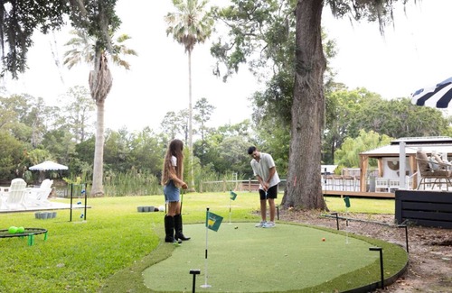 Savannah House | Talahi Tides Retreat: Lake, Spa, Near Downtown and Tybee Beach