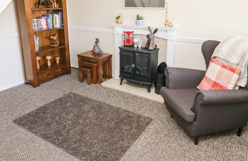 Llanelli Cottage | TAN Y DDERW, pet friendly, with a garden in Pontyates
