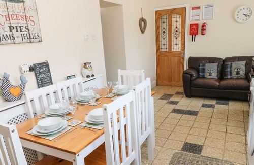 Llanelli Cottage | TAN Y DDERW, pet friendly, with a garden in Pontyates
