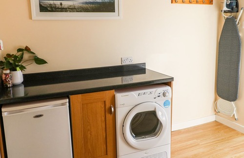 Llanelli Cottage | TAN Y DDERW, pet friendly, with a garden in Pontyates