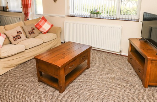 Llanelli Cottage | TAN Y DDERW, pet friendly, with a garden in Pontyates