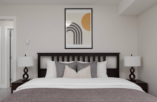Lynn Valley House | Tastefully Furnished Newly Updated 2 BD Central Lynn Valley North Vancouver
