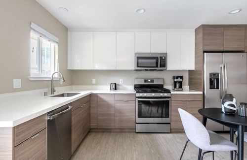 Campbell Apartment | Tasteful Campbell 1BR w/Pool, Parking, walk to Groceries, by Blueground