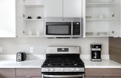 Campbell Apartment | Tasteful Campbell 1BR w/Pool, Parking, walk to Groceries, by Blueground