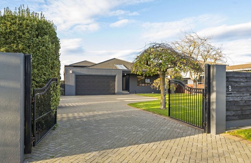 Richmond Heights Cottage | Taupo Escape - Rainbow Point Holiday Home