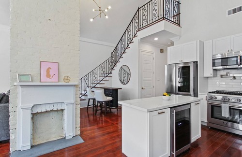 West Riverside House | Tchop House, Walkable to Amazing Restaurants!