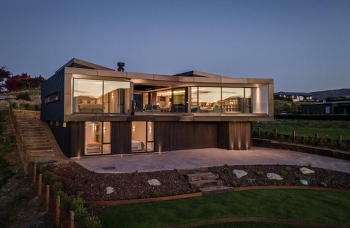 Wanaka Villa | Teitei Home - Modern Home facing Treble Cone Ski Field