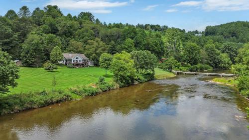 Crumpler House | Temenos on the New River - Easy River Access - Yard Space - Ping Pong