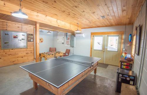 Crumpler House | Temenos on the New River - Easy River Access - Yard Space - Ping Pong