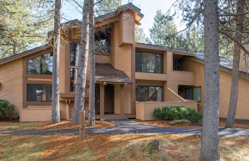 Tennis Village Condo | Tennis Village Escape with A/C, BBQ & Fireplace