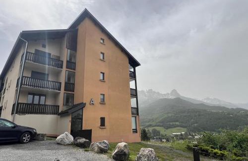 Barcelonnette Apartment | Terrasse Adroit T2 Barcelonnette - Wi-fi gratuit - 7 couchages