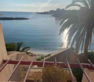Bandol House | Terrasse avec superbe vue mer & pieds dans l’eau