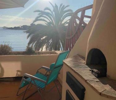 Bandol House | Terrasse avec superbe vue mer & pieds dans l’eau