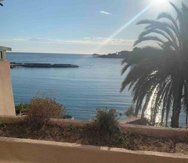 Bandol House | Terrasse avec superbe vue mer & pieds dans l’eau